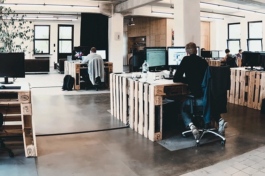 Das Büro von seo-nest in Berlin: Schreibtische aus Europaletten