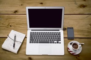 Laptop, Handy, Notizbuch und ganz viel Kaffee: Das braucht's zum ordentlichen Content Marketing