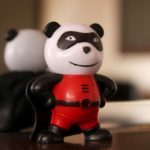 Pandabär-Spielzeugfigur im roten Superhelden-Kostüm