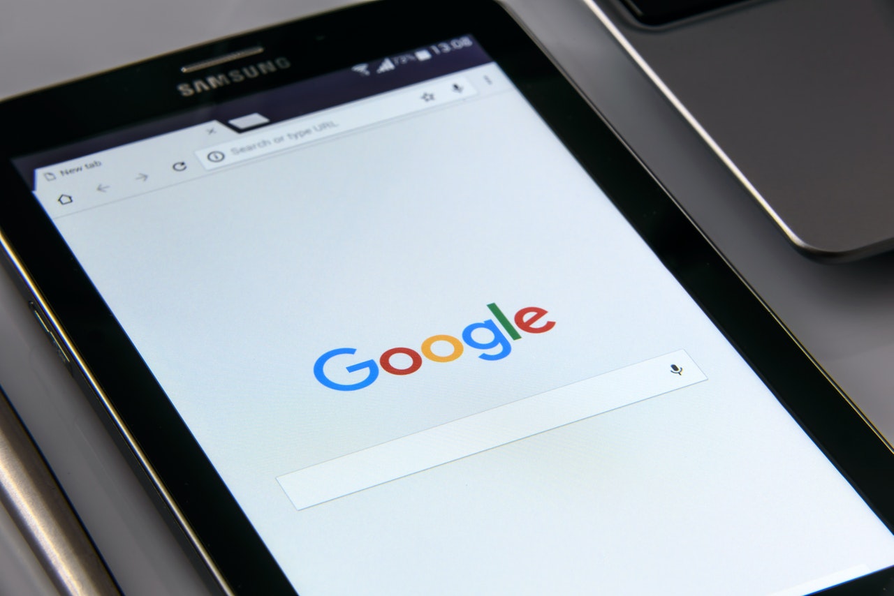 Handy mit Google-Emblem: Mobile Rankings wichtiger als Desktop-Rankings