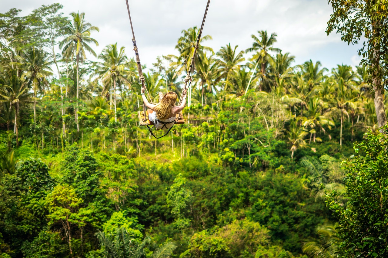 Frau auf Baumschaukel im Dschungel