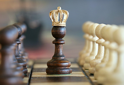 Schachfigur mit Krone: Symbol für Erfolg via SEO-Beratung